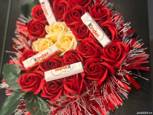 Buchet cu trandafiri si ciocolata Kinder  - imagine 3