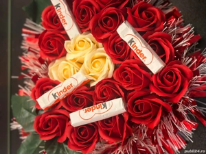 Buchet cu trandafiri si ciocolata Kinder  - imagine 2