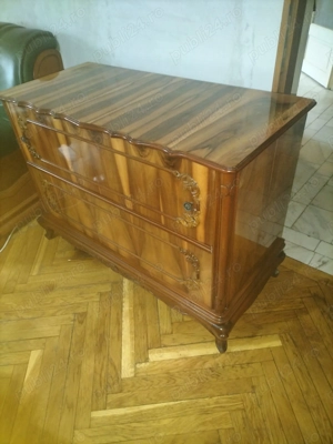 Servanta,din lemn masiv lucios,cu ornament .