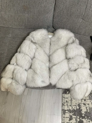 Vând haină de blană NOUA