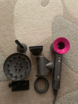 dyson supersonic cu accesorii incluse si cutie