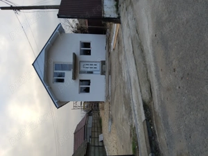 Casa cu mansarda de vânzare, cu placă de beton între etaje  