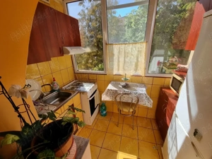 Apartament 3 camere Aradului etaj 3 decomandat wcs amenajat centrala proprie - imagine 3