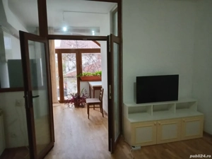 închiriez garsonieră 