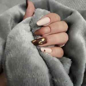 Realizez unghii cu gel, cu produse de calitate, instrumentar dezinfectat și atent sterilizat.