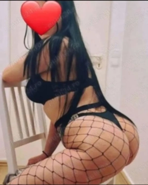 Bruneta sexy nouă în domeniu 