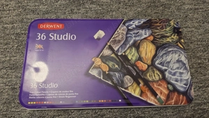 Set Creioane Profesionale Derwent Studio, 36 Culori, textura moale, ambalaj metalic