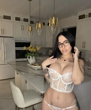 Super hot bianca noua aici ofer si deplasare