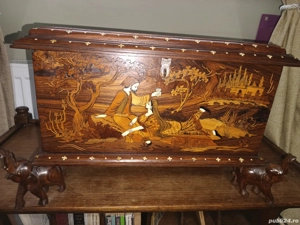 Cufăr vechi din lemn de trandafir cu intarsii