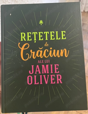 Cartea  Rețetele de Crăciun ale lui Jamie Oliver    în stare excelentă!