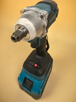 Cheie impact 400 Nm cu set tubulare si 2 baterii 419 lei
