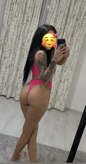 Fac doar deplasări și party