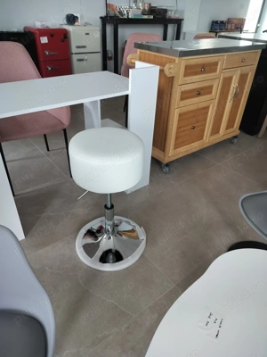 Scaun de machiaj, rotund, căptușit, pivotant, înălțime 54-69 cm, imitație de piele albă
