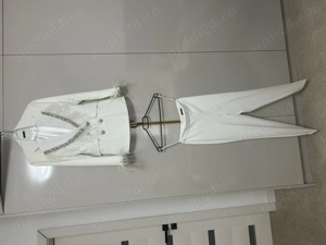 Costum alb cu pietre