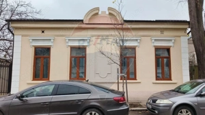 Casă cu 3 camere de vânzare în zona Centrală