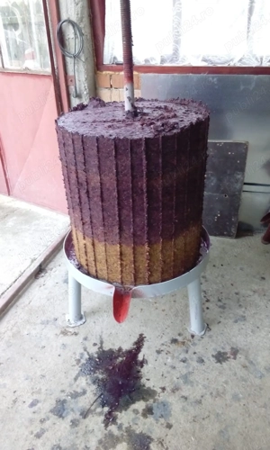 Vând presă strugurii preț negociabil.