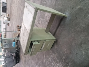 Masă de lucru din metal cu 4 sertare