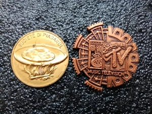 Lot 20 insigne românești și străine Mtv, Coca Cola, PSD - imagine 5