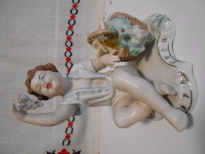 Bibelou vechi din portelan   Baiat cu struguri  pictat manual