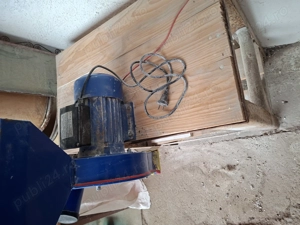 Vând moară pentru măcinat cereale putere motor 2500w, rotație 3000 r mi , capacit de prod 210 kg 