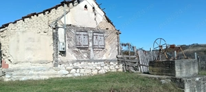 Vând casă bătrânească nelocuibilă + teren intravilan 4.316 mp   Comuna Ezeriș