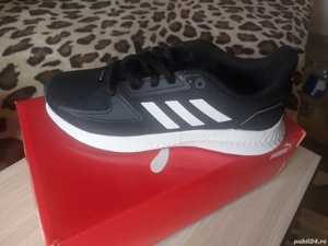 Vând adidași adidas