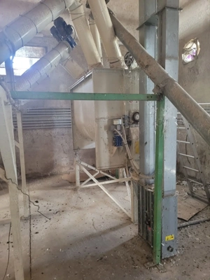 Vand moara pentru furaje 