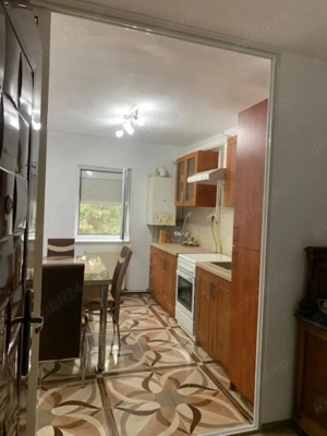 Inchiriez apartament , 3 camere , semidecomandat , zona strand ,  etaj 2 - imagine 2