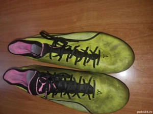 gheată de fotbal Puma King Ultimate FG AG, galben-lime, cu șireturi negre și interior roz