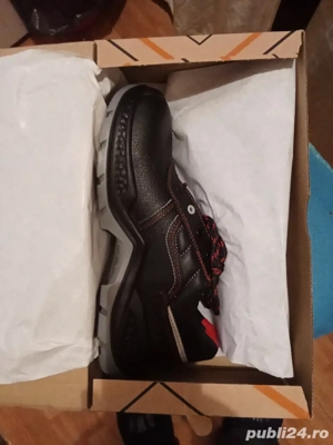 Vand bocanci pantofi,cu bombeu metalic