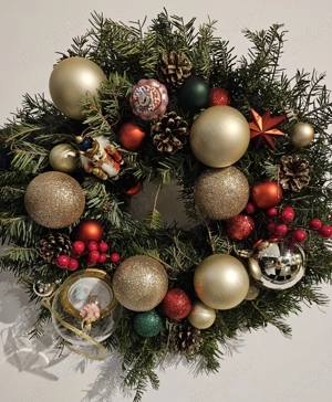 Coroniță de Crăciun realizată pe suport natural din crenguțe de brad,