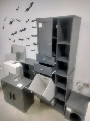 Mobilier de baie înalt cu șase rafturi deschise.