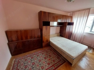 Vând dormitor lemn masiv.