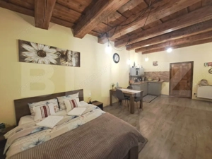Studio nou renovat, în Centrul Istoric al Brașovului – ideal afacere Booking - imagine 3