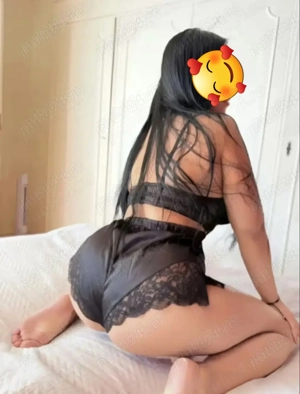 Bruneta calma și dulce te aștept 