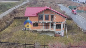 Vila la rosu  + teren 500 mp de vânzare – Zona Fermelor