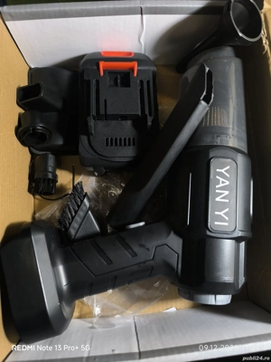 Aspirator auto cu baterie detașabilă