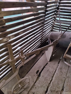 Plug, prășitoare, raliță și grapă si moara de macinat manuala 