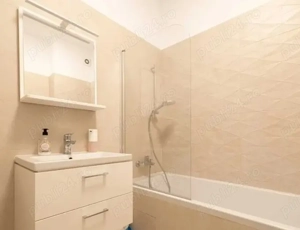 CENTRAL chirie un apartament decomandat cu 2 camere cu centrala pe gaze