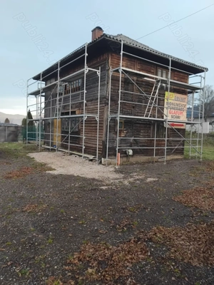 Casă veche din lemn pentru relocare în Vatra Dornei.