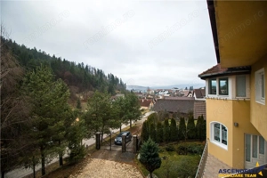 Resedinta cu atmosfera familiara,peisaj imersiv,amplasare premium,Zarnesti,Brasov