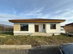 Casă finalizată stil mediteranean , 3 dormitoare, 100 mp utili – Sat Săsar