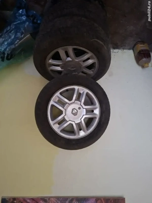 vand ,4 jenti cu ucauciuc de iarn de aluminiu cu patru orificii pt prezoane,marca renault.