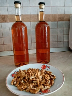 Vând vin și miez de nucă!