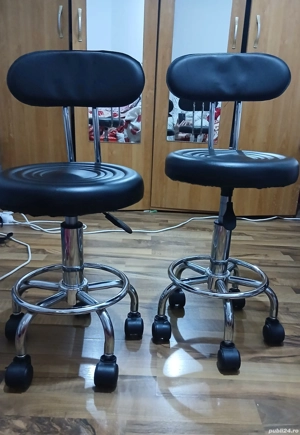 2 scaune  rotative cu roti 