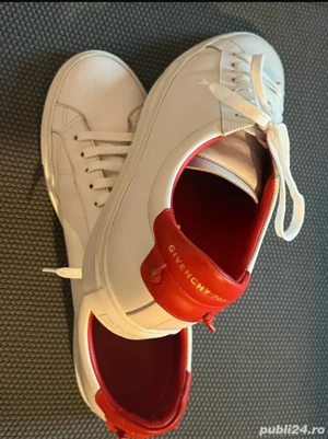 Sneakers originali Givenchy Paris. Model Urban Street.