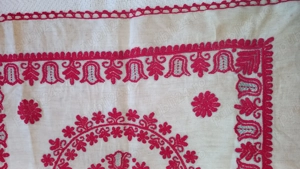 Vand 1 fata de masa și 2 fete perne cusute manual toate,cu modele traditionale,pe panza alba deas