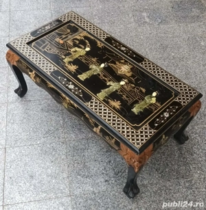 Masă veche din lemn cu ornamente din jad