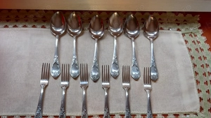 Vand set 6 linguri mari pt supa și 6 furculițe model deosebit, luciu frumos,argintate