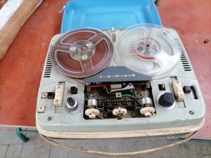 De vânzare două bucăți magnetofon TESLA